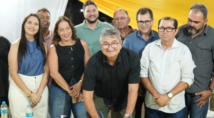 George Duarte entrega pavimentação da Rua 03 do José Lustosa e assina ordem de serviço para construção de arena esportiva da Orla