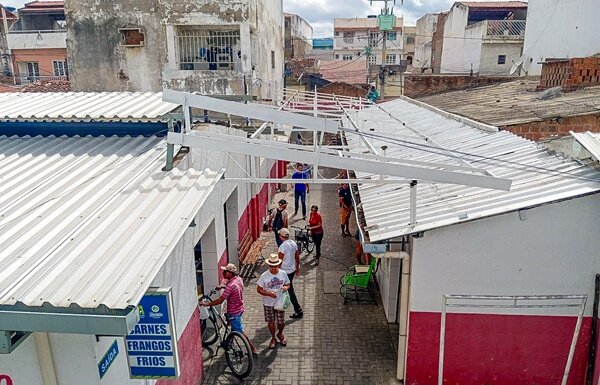 Prefeitura de Juazeiro inicia cobertura da ala de comercialização de frangos do Mercado Joca de Souza