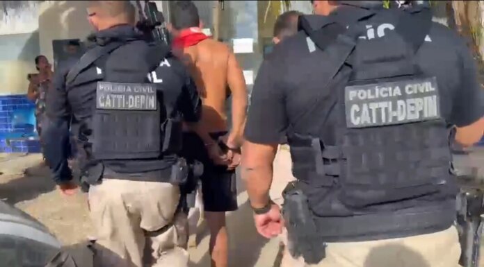 O homem apontado como o terceiro envolvido na tentativa de homicídio contra um policial militar da reserva foi preso nesta sexta-feira (12), em Petrolina, no Sertão de Pernambuco. O crime aconteceu no dia 29 de outubro de 2025, em Curaçá, nac região Norte da Bahia. O suspeito, identificado pelas iniciais I.R. dos S., de 32 anos, teve a prisão preventiva cumprida por equipes da Polícia Civil da Bahia durante uma operação coordenada pela Diretoria Regional de Polícia do Interior Norte (DIRPIN Norte) e pelo Grupo de Apoio Tático (GATTI Norte). Ele foi localizado após diligências realizadas pelas equipes policiais. Ainda conforme a investigação, este é o terceiro suspeito identificado e preso no decorrer das apurações sobre o caso. A polícia informou que, em novembro de 2025, outro investigado chegou a ser localizado durante uma ação policial, mas morreu após trocar tiros com os agentes envolvidos na operação. O suspeito preso nesta sexta-feira deverá permanecer à disposição da Justiça. As investigações sobre o caso seguem sendo conduzidas pela Delegacia Territorial de Curaçá. Redação PNB com informações da Delegacia Territorial de Curaçá