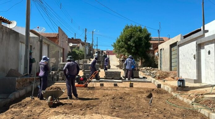 Prefeitura de Santa Maria da Boa Vista inicia pavimentação da Rua 05, no bairro José Lustosa