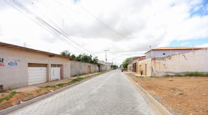 “A cidade agora cuida das pessoas”: Andrei entrega ruas pavimentadas e quadra escolar e reforça compromisso com a transformação de Juazeiro