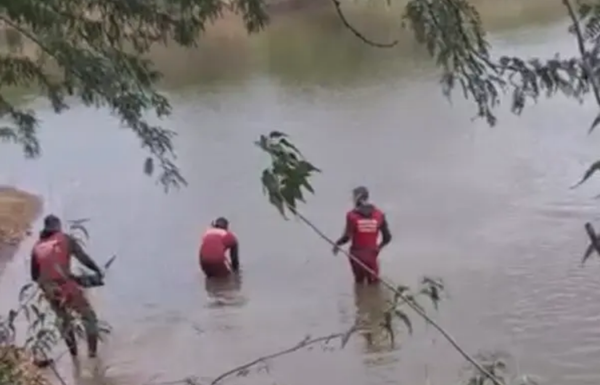 Bombeiros resgatam corpo de homem que morreu afogado em lagoa de Lagoa Grande