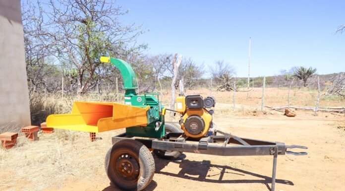 Prefeitura de Petrolina entrega equipamentos que ajudam na preparação de alimentos para os animais na zona rural