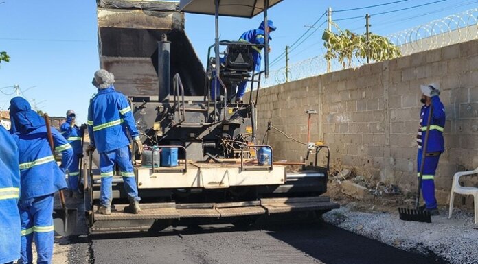 Avenida Saul Rosa avança com aplicação de asfalto CBUQ no bairro Palmares