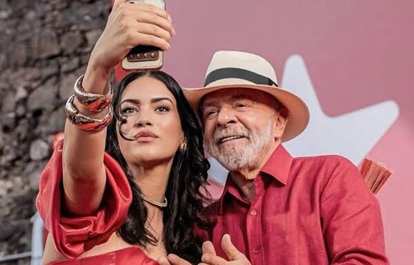 Manuella Tyler, que viralizou após selfie com o presidente Lula durante evento de 46 anos do PT em Salvador, disputa uma vaga na Câmara dos Deputados nas eleições de 2026