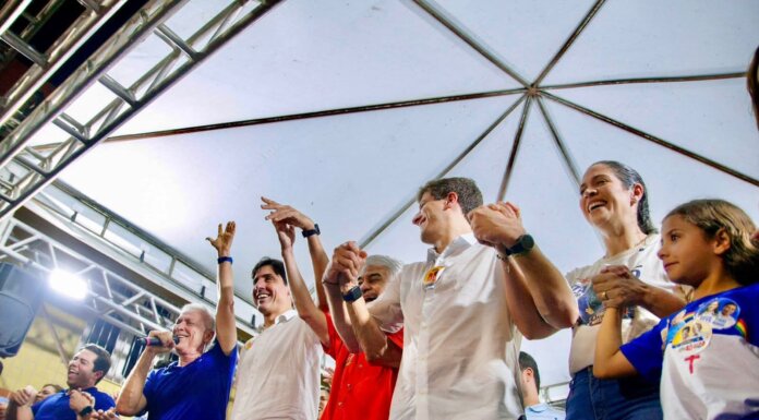 Multidão toma as ruas de Vitória em caminhada com João Campos, Iza e Túlio Arruda