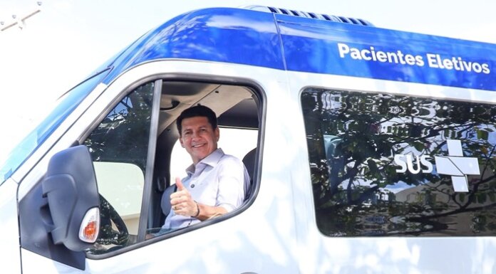 Prefeito Simão entrega van para atendimento humanizado de pacientes em hemodiálise