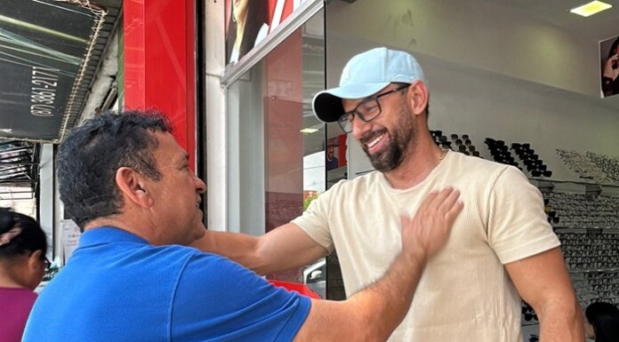 Carlos Britto intensifica campanha com caminhadas no Centro e no bairro João de Deus