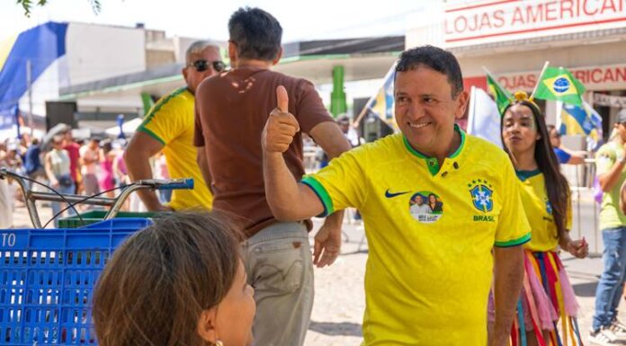 Esbanjando carisma, Britto recebe manifestações do público no 7 de Setembro