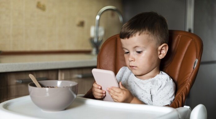 Telas e distrações nas refeições prejudicam percepção de fome e saciedade nas crianças